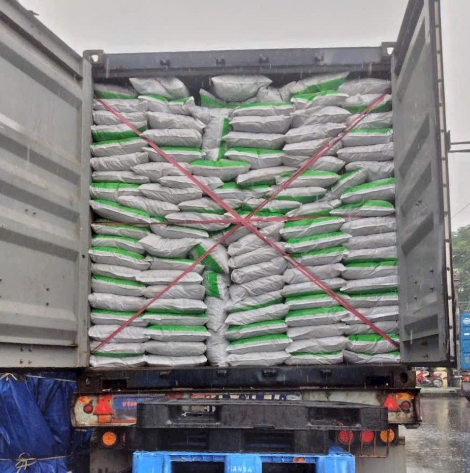 VinaTap cung cấp sỉ số lượng lớn phân bò khô quy mô công nghiệp cho các trang trại lớn