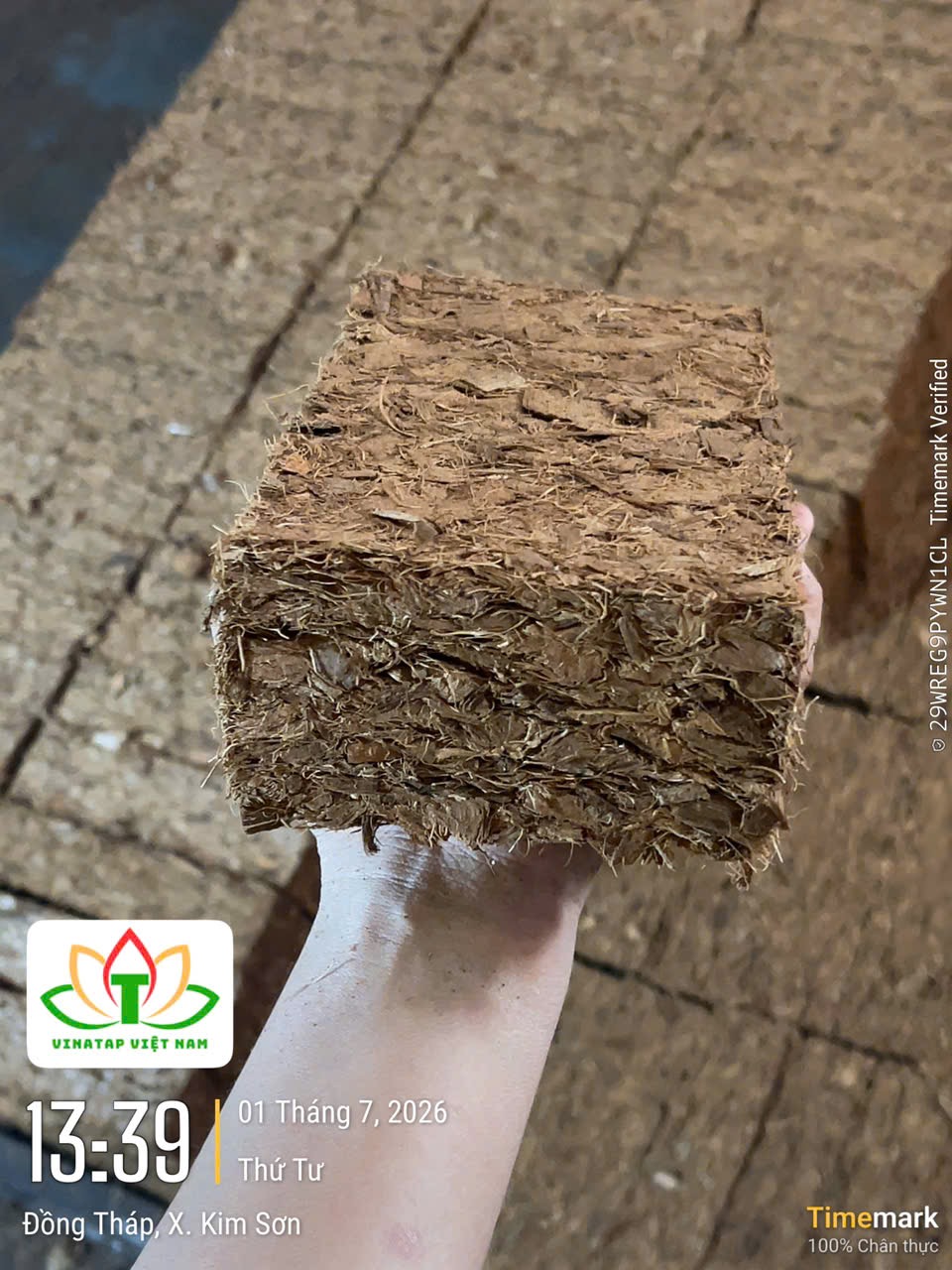 /uploads/images/vinatap-cocopeat-block/0-5kg-huskchip-vinatap.jpeg