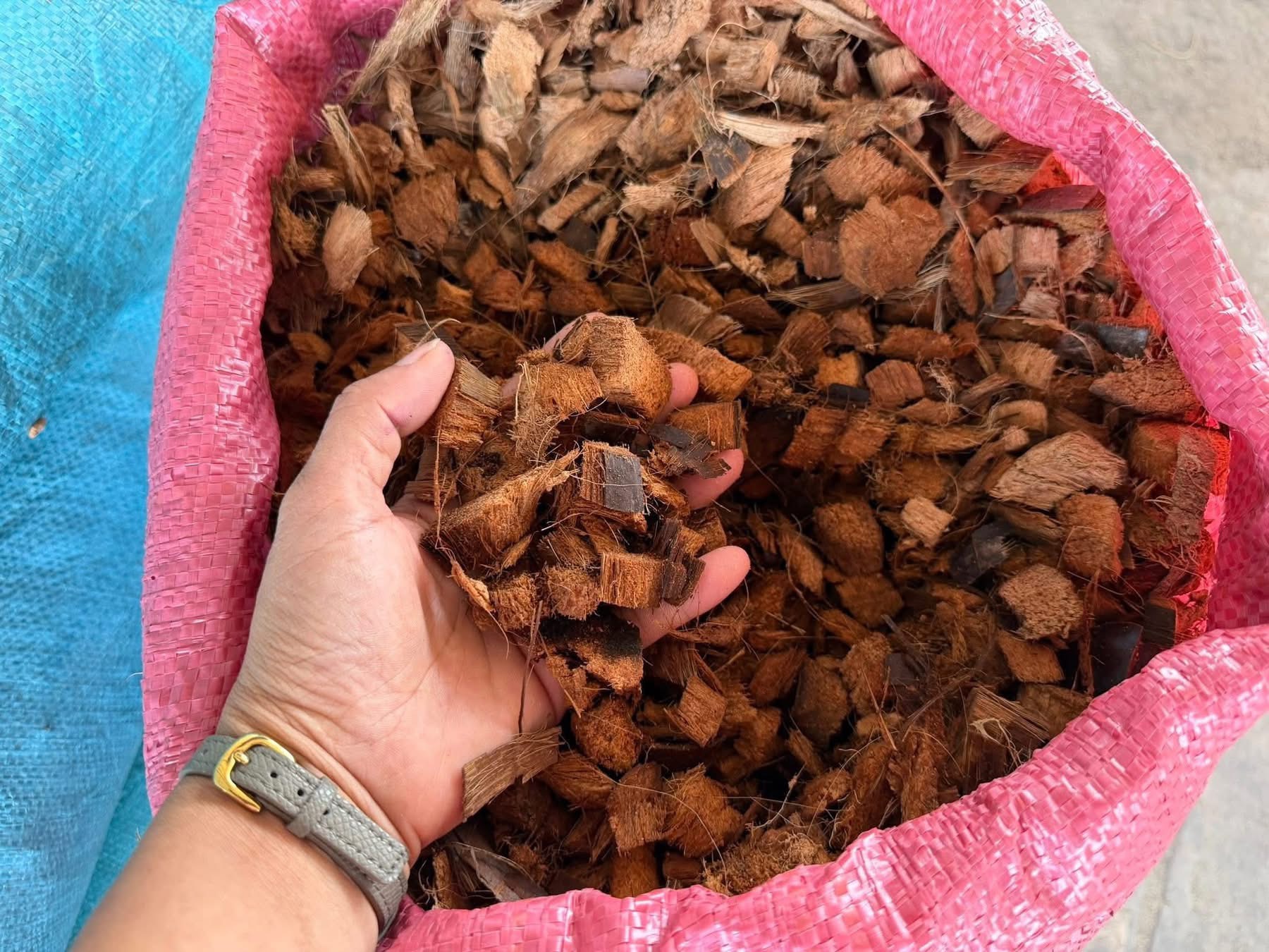 /uploads/images/vinatap-cocopeat-block/coco-husk-chip-supplier-vietnam1.jpeg